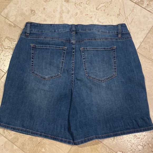 LANE BRYANT SHORTS - Picture 2 of 5